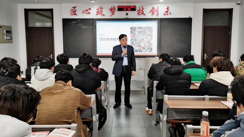 校领导走进课堂为学生讲授专题思...